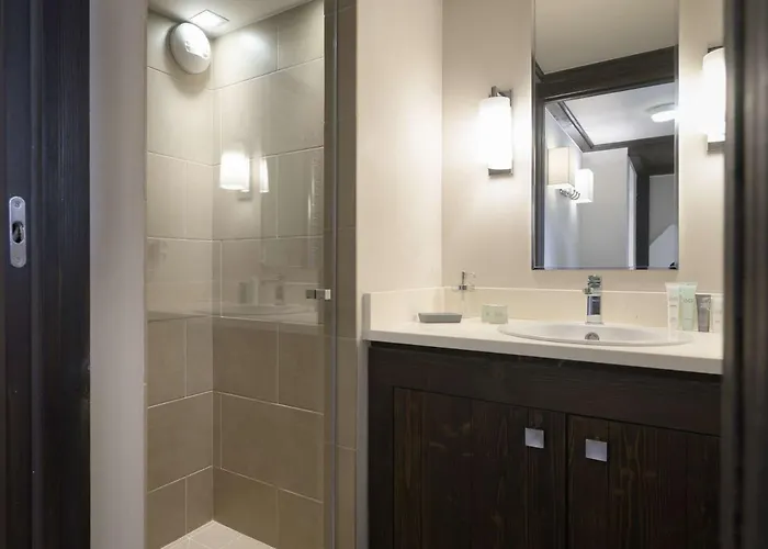 Duplex De 120 M² A 1650, Pour 8 Pers., Centre Station, Proche Pistes Avec Cheminee Et Parking - Fr-1-631-161 * Courchevel