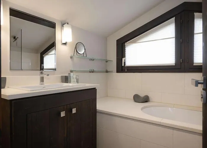 Duplex De 120 M² A 1650, Pour 8 Pers., Centre Station, Proche Pistes Avec Cheminee Et Parking - Fr-1-631-161 * Courchevel